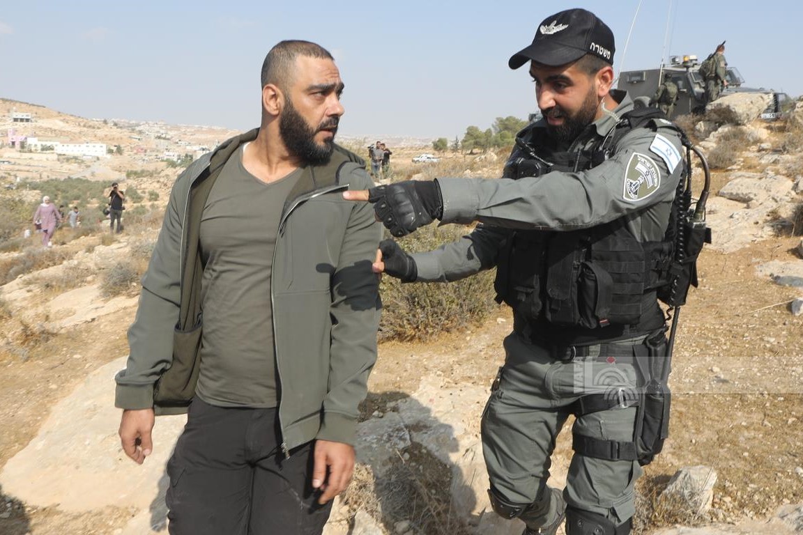 قوات الاحتلال تقمع المواطنين خلال قطفهم ثمار الزيتون في الأراضي المهددة بالاستيلاء في مسافر يطا (تصوير: مشهور وحواح/وفا)